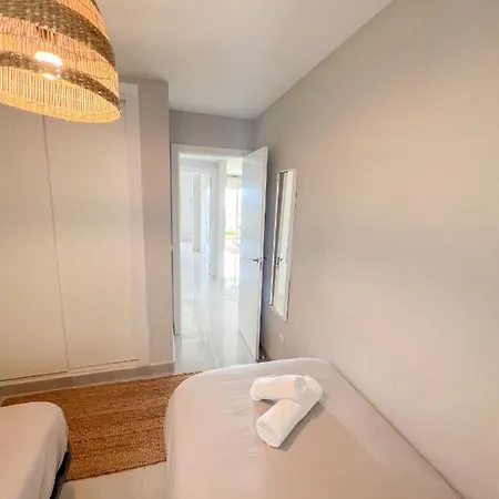 Cozy With Large Terrace Апартаменти