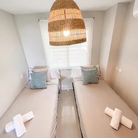 Cozy With Large Terrace Апартаменты *