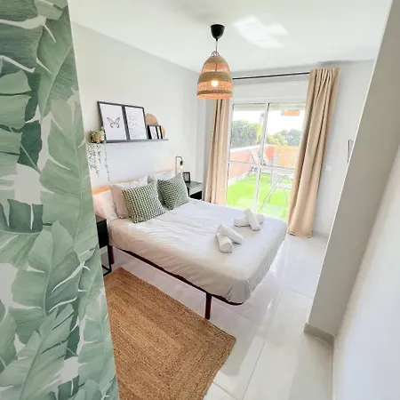Cozy With Large Terrace Апартаменти Торремолінос