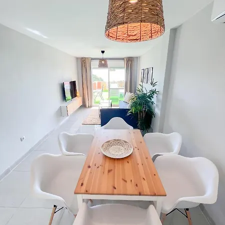 דירה Cozy With Large Terrace