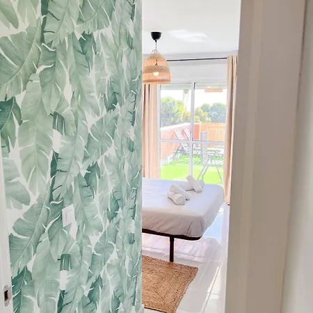 Cozy With Large Terrace דירה *